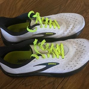 Woman’s Brooks Hyperion Running Shoes
